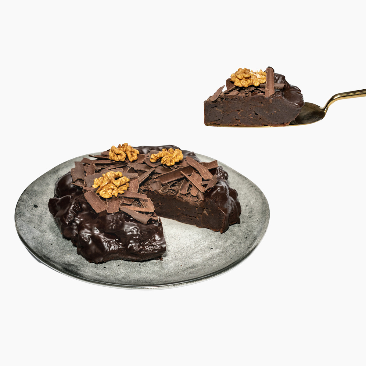 Čokodort Vlašák na stříbrném talíři s kousky vlašských ořechů, a velkými čokoládovými hoblinami