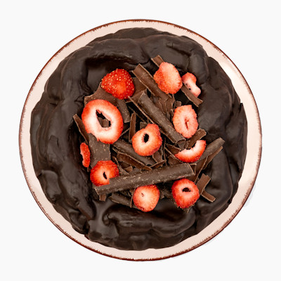 Čokodort Jahoda z pohledu shora, zdobený lyofilizovanými jahodami a čokoládovou ganache