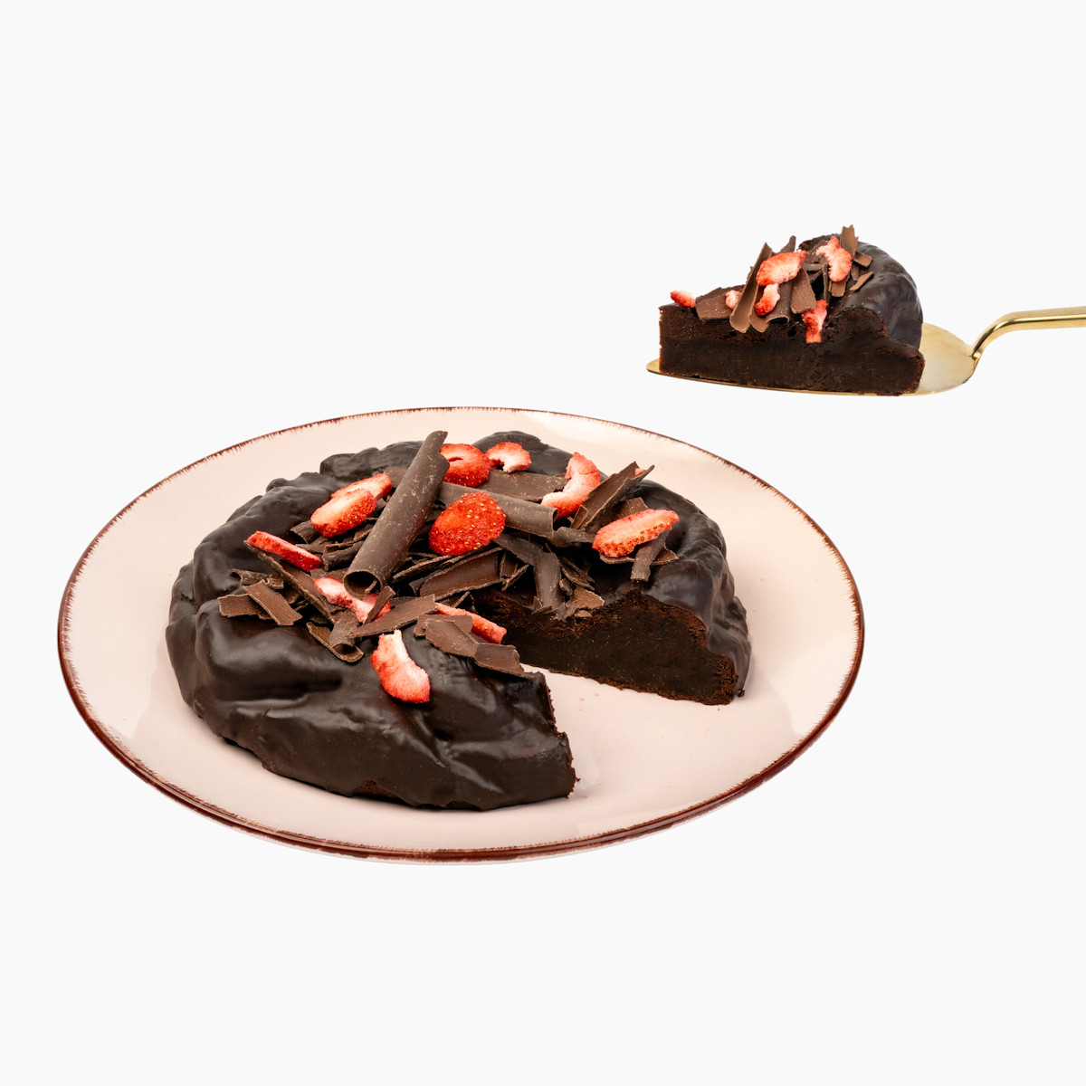 Čokodort Jahoda na talíři, boční pohled s hoblinami čokolády a kouskem dortu